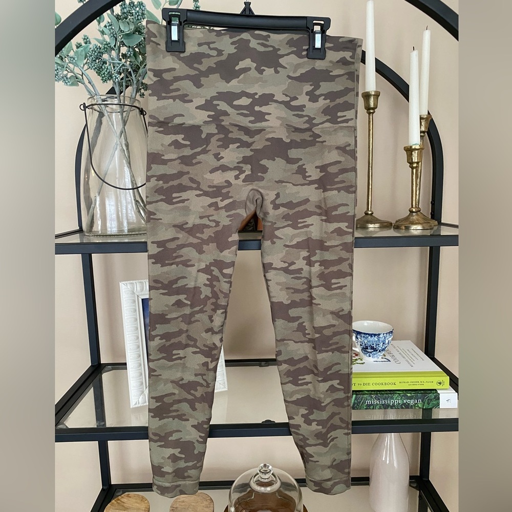 SPANX Seamless Cropped Camo Leggings